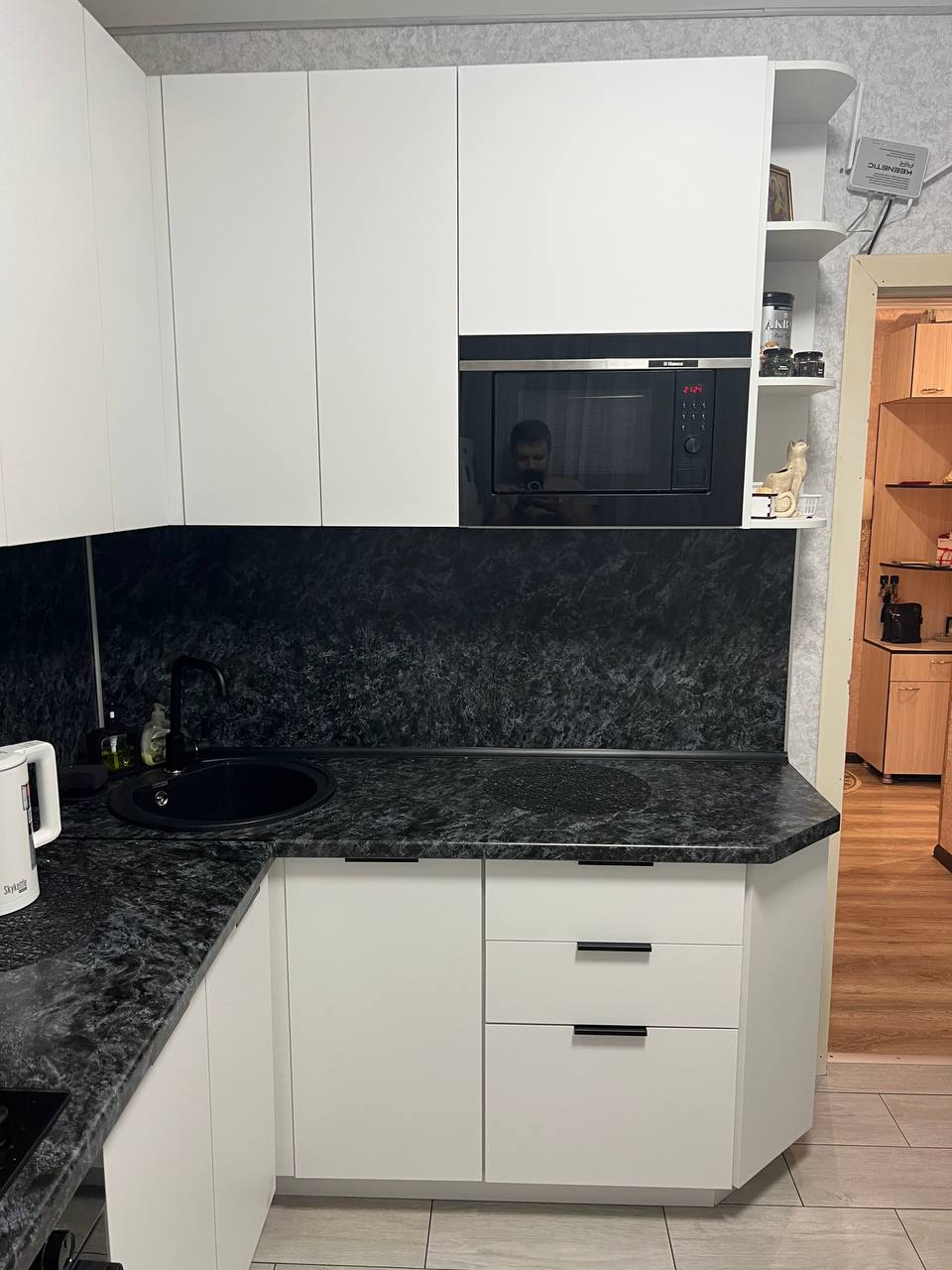 Кухня угловая — Белый и чёрный гранит